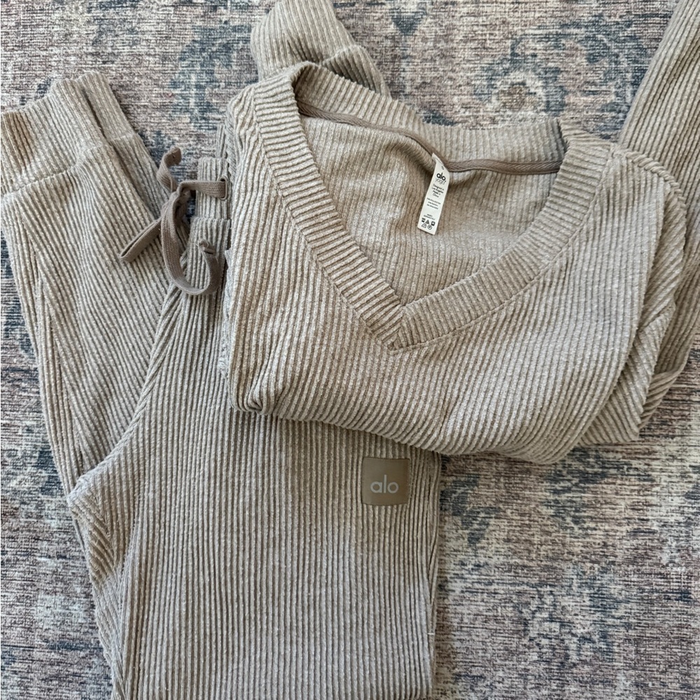 ALO Yoga Women's Muse Beige V-Neck Sweater and Sweatpants set